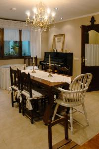 a dining room with a table and a piano at Ço desde Viandol in Bossost