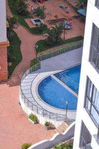 - une vue sur la piscine située à côté d'un bâtiment dans l'établissement Favorite staycation, à Nairobi