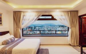 Postel nebo postele na pokoji v ubytování Empress Dalat - Sky View Hotel + 37 fotografií