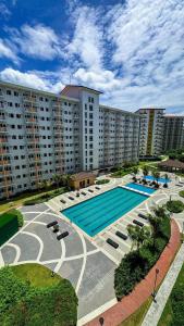 un gran complejo de apartamentos con una gran piscina en Field Residences -1 bedroom Comfort Inn, en Manila