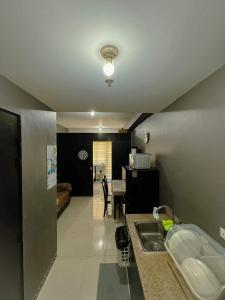 una cocina con fregadero y encimera en Field Residences -1 bedroom Comfort Inn, en Manila