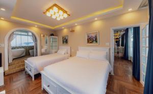Postel nebo postele na pokoji v ubytování Empress Dalat - Sky View Hotel