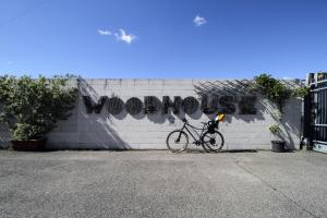 a bike parked in front of a wall with a graffiti at La Cordata Accommodation - Woodhouse Bike Hotel in Cinisello Balsamo