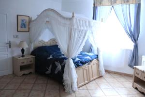 Postel nebo postele na pokoji v ubytování Jacuzzi et Vue sur Loire - Maison d'hôtes L'Odyssée