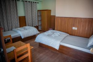 Postel nebo postele na pokoji v ubytování Hotel Harmony & Little Bites Bistro