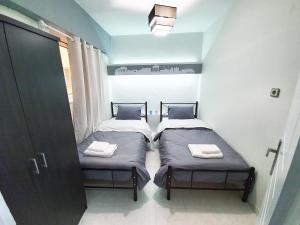 アテネにあるPanorama house near Teleperformanceのツインベッド2台 ドア付きの小さな部屋