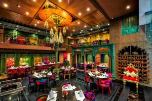 Restaurace v ubytování Grand Chennai by GRT Hotels