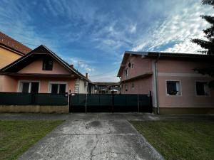Budova, v ktorej sa dovolenkový dom nachádza