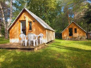 Les Chalets du Lac Belcaire外面的花园