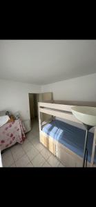 Habitación con litera, mesa y cama en Appart 2 ch près RER Champs sur Marne - Disneyland et Paris, en Champs-Sur-Marne