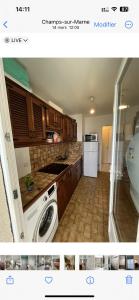 cocina con fogones y lavavajillas en Appart 2 ch près RER Champs sur Marne - Disneyland et Paris, en Champs-Sur-Marne 1 foto más