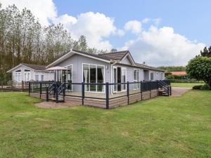 オールドバラにあるOwls Retreat, Lodge 11の庭に広いデッキがある家