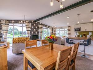 オールドバラにあるOwls Retreat, Lodge 11のキッチン、リビングルーム(木製ダイニングテーブル付)
