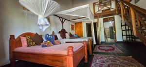 Tempat tidur dalam kamar di Salama & Mbuyuni Bungalows +37 foto