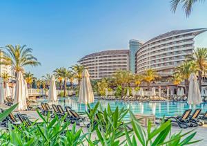 Bazén v ubytování Royal Wings Hotel nebo v jeho okolí