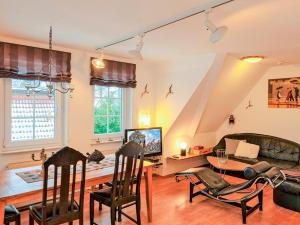 een woonkamer met een bank en een tafel bij Haus Kormoran, Fewo Nr 9 in Zingst