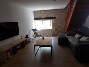 TV a/nebo společenská místnost v ubytování Maison longère La Grange