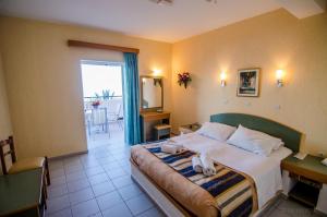 Posteľ alebo postele v izbe v ubytovaní Porto Skala Village Hotel