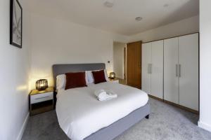 Ένα ή περισσότερα κρεβάτια σε δωμάτιο στο Stylish 1 Bedroom Apartment in Central Ashford