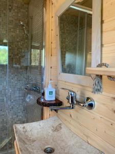 Kúpeľňa v ubytovaní Domek na drzewie w Dolinie Uradu