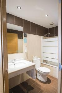 un baño con lavabo e inodoro en Hotel Alda Avenida, en Santiago de Compostela 37 fotos más