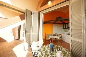 a room with a table and a dining room at Sinfonia Mimosa central 2-room-flat in Verbania
