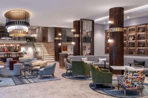 una hall di un hotel con sedie e tavoli di Radisson Hotel Cape Town Foreshore a Città del Capo