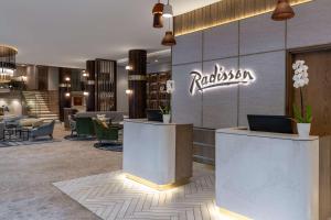 una hall di un ristorante con reception di Radisson Hotel Cape Town Foreshore a Città del Capo