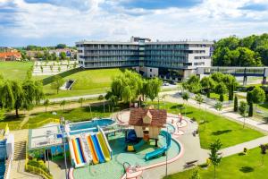 Bazén v ubytování Park Inn By Radisson Zalakaros Hotel & Spa nebo v jeho okolí
