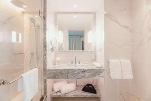 Legacy Hotel Cascais, Curio Collection By Hilton的一间浴室