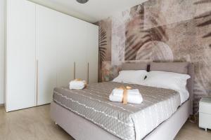 una camera da letto con un letto grande con cuscini bianchi di Mary House by BarbarHouse a Taranto