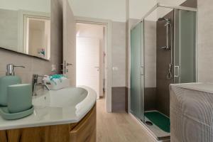 un bagno con lavandino e doccia di Mary House by BarbarHouse a Taranto Altre 15 foto