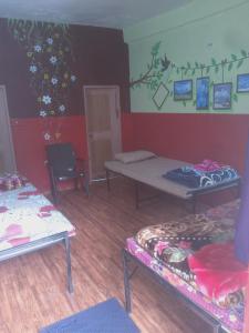 Giường trong phòng chung tại Sanvi Dormitory