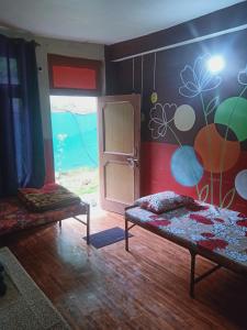 Giường trong phòng chung tại Sanvi Dormitory