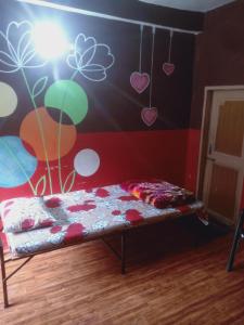 Giường trong phòng chung tại Sanvi Dormitory