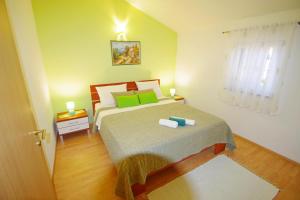 Ένα ή περισσότερα κρεβάτια σε δωμάτιο στο Holiday house Mauro +40 φωτογραφίες
