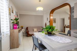 un soggiorno con un tavolo e un divano di Casa Josy a Francavilla di Sicilia Altre 51 foto