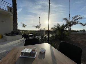 Una mesa de madera con una lonchera encima. en Affitta camere Marsala L'oasi delle saline, en Marsala
