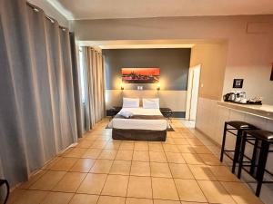 Postel nebo postele na pokoji v ubytování N1 Hotel Bulawayo