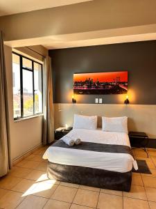 Postel nebo postele na pokoji v ubytování N1 Hotel Bulawayo