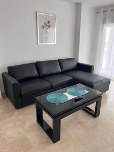 Posezení v ubytování Beachfront Apartment with Direct Beach Access