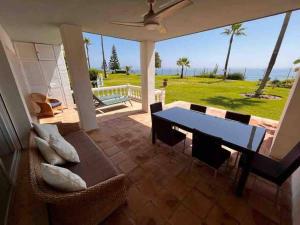 Posezení v ubytování Beachfront Apartment with Direct Beach Access