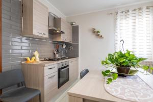 una cucina con bancone e tavolo con pianta di Casa Josy a Francavilla di Sicilia