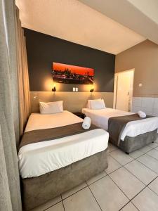 Postel nebo postele na pokoji v ubytování N1 Hotel Bulawayo