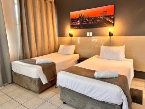 Postel nebo postele na pokoji v ubytování N1 Hotel Bulawayo