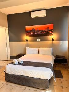 Postel nebo postele na pokoji v ubytování N1 Hotel Bulawayo