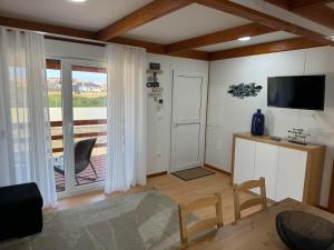 Η κουζίνα ή μικρή κουζίνα στο Acolhedora casa de férias T2 com espaço exterior +26 φωτογραφίες