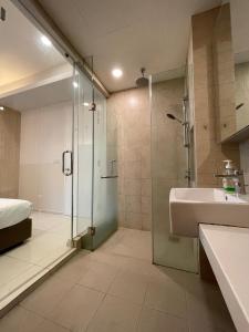 Et badeværelse på The Robertson-Bukit Bintang by PILLOWTALKS