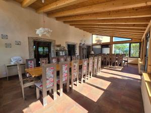 a dining room with a wooden table and chairs at Finca La Calancha in Cuerva