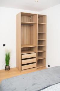 a large wooden book shelf in a bedroom at Airport Brussel - Center Brussel in Machelen